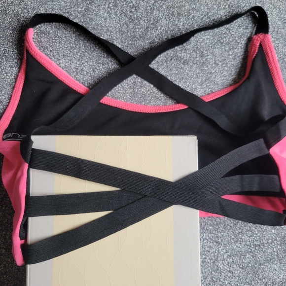 Onzie crisscross strappy back sports bra - Picture 3 of 5